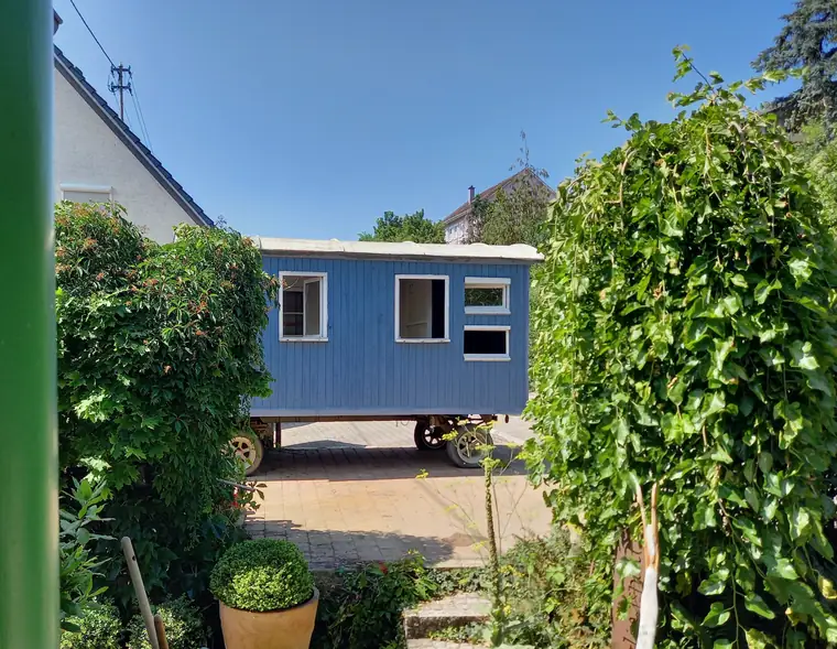 Bauwagen Egon im Garten am Wohnhaus